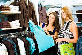 Thực tế không phải vậy, nhân viên nhìn chằm chằm vào khách là vì họ muốn chú ý đến biểu cảm, thái độ...để báo cáo lại với quản lý. Từ đó, đội ngũ marketing của nhãn hàng sẽ đưa ra chiến lược đánh vào tâm lý người dùng.