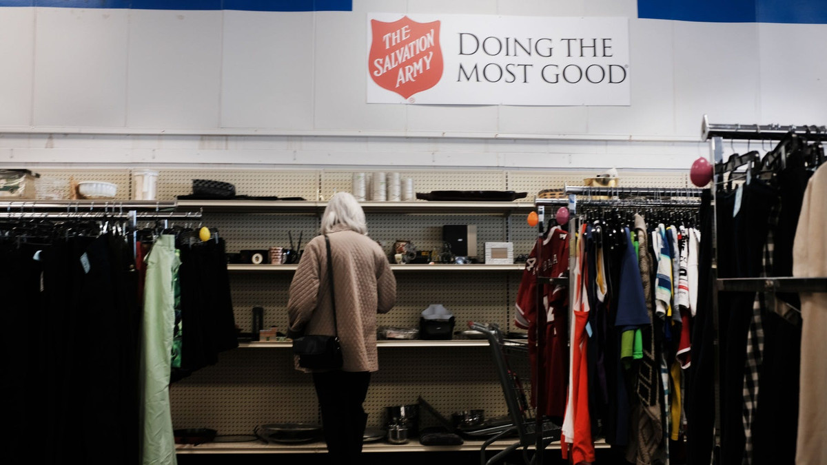 Với mánh khóe này, khách hàng đôi khi ngại hỏi nhân viên và mặc định rằng món đồ chỉ có 1 size, 1 màu và 1 kiểu. Từ đây hình thành tâm lý háo hức sở hữu món đồ và rồi kích thích khách hàng mua sản phẩm ngay lập tức. Nguồn ảnh: Getty. Video: “Hàng hiệu” không làm nên đẳng cấp của nghệ sĩ. Nguồn: VTC1