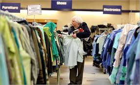 Nhân viên còn được chỉ đạo xếp một bộ váy hay một chiếc áo duy nhất theo size, màu, kiểu nào đó lên kệ. Còn những loại khác thì để trong kho.