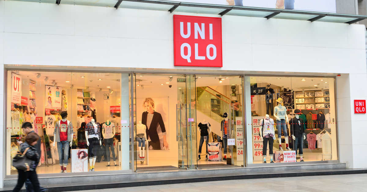 Vì thế, Uniqlo tạo ra một ảo giác rằng khách hàng có nhiều lựa chọn. Tất cả quần áo của hãng được sản xuất với nhiều màu khác nhau. Ngoài ra, vào mùa hè họ sẽ bán đồ mùa đông, và ngược lại mùa đông lại bán đồ hè nhằm thu hút khách hàng có sở thích mua đồ chuẩn bị cho mùa mới.