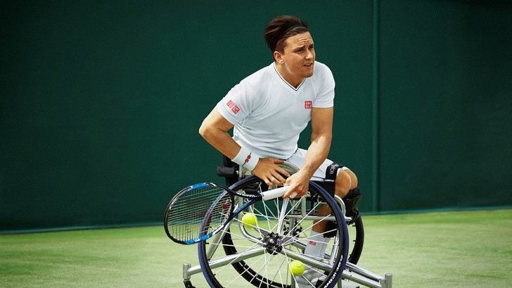 Về cơ bản, thương hiệu thời trang Uniqlo gần như không quảng cáo trên TV, nhưng đổi lại họ đầu tư rất nhiều tiền để kết hợp cùng ngôi sao, nghệ sĩ, vận động viên nổi tiếng... nhằm xây dựng hình ảnh đẹp và thu hút sự chú ý của công chúng.