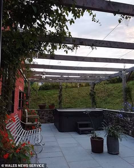 Hiên sau nhà có một bồn nước nóng thư giãn.