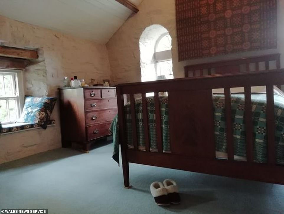 Bức tường cũ trong phòng ngủ được sơn lại.