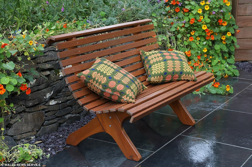 Jane còn trồng hoa ở sân vườn để tiếp đón các vị khách tới chơi nhà. Nguồn ảnh: DailyMail Video: Độc đáo cách tạo lối vào nhà. Nguồn: VTC1