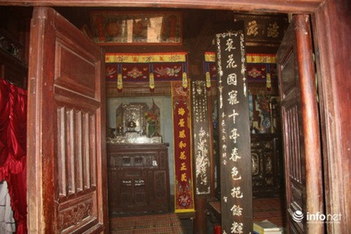 Bên trong ngôi nhà còn có nhiều hoành phi câu đối, án thờ với các chi tiết hoa văn được chạm khắc công phu, tinh xảo. Ảnh: Infonet.