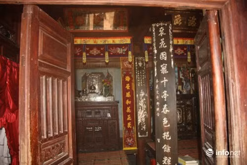 Bên trong ngôi nhà còn có nhiều hoành phi câu đối, án thờ với các chi tiết hoa văn được chạm khắc công phu, tinh xảo. Ảnh: Infonet.