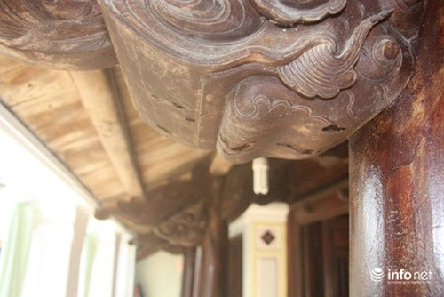 Qua thời gian, ngôi nhà cổ cũng ít nhiều bị mai một, phải tu bổ hàng năm. Ảnh: Infonet.