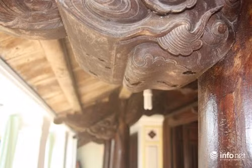 Qua thời gian, ngôi nhà cổ cũng ít nhiều bị mai một, phải tu bổ hàng năm. Ảnh: Infonet.