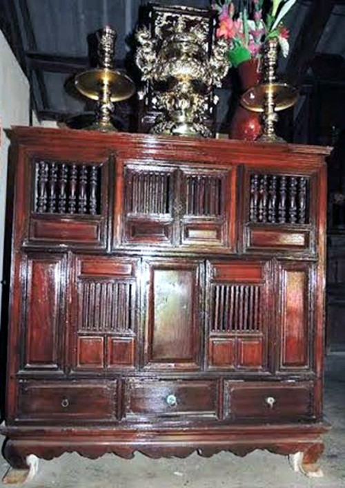 Tủ thờ hàng trăm năm tuổi bằng gỗ mít lên nước bóng của thời gian. Ảnh: Vef.