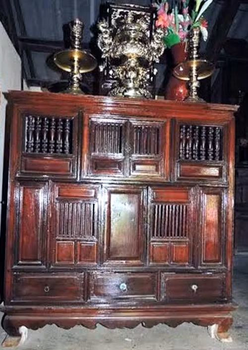 Tủ thờ hàng trăm năm tuổi bằng gỗ mít lên nước bóng của thời gian. Ảnh: Vef.