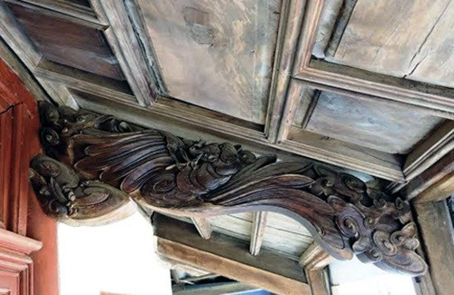 Nét chạm khắc tinh xảo trên các vì kèo trong căn nhà cổ. Ảnh: Vef.