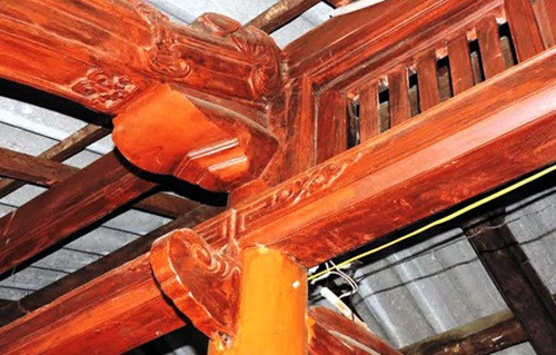 Trong đó có 50 m3 gỗ mít đỏ được mua từ Quảng Nam rồi thuê vận chuyển ra đảo. Chỉ riêng phần gỗ đã phải thi công trong gần 2 năm trời. Ảnh: Vef.