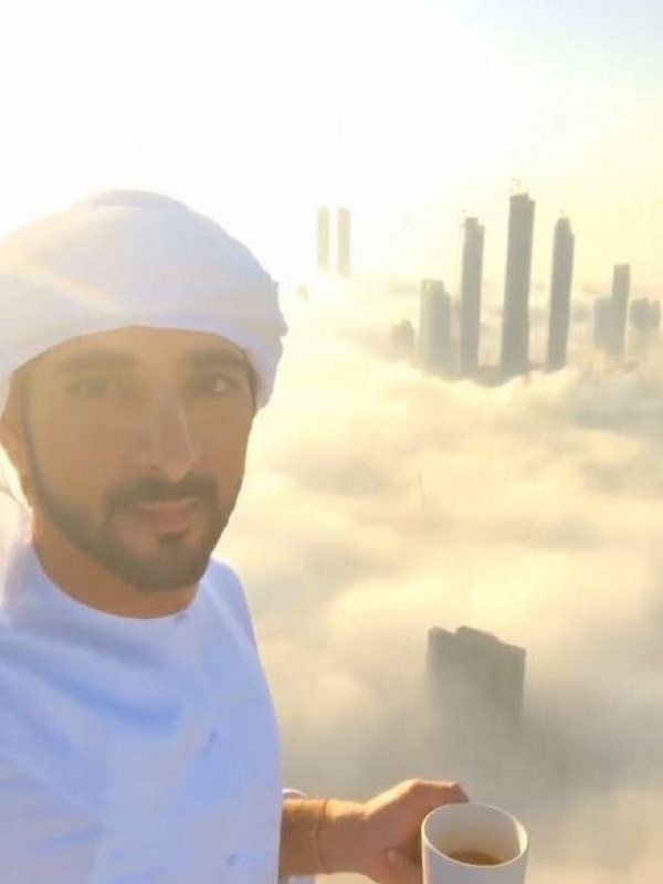 Hoàng tử Hamdan bin Mohammed Al Maktoum từng khiến cư dân mạng phát sốt khi đăng tải lên Instagram cá nhân đoạn clip ngắn, ghi lại hình ảnh mình đang thưởng thức cà phê trên nóc một tòa nhà cao tầng tại Dubai với xung quanh là biển mây và những cao ốc khác vào bình minh.