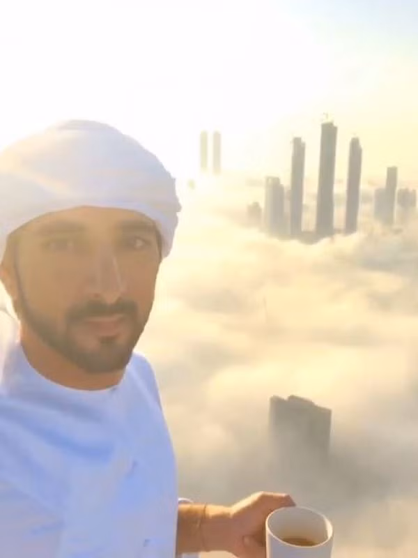 Hoàng tử Hamdan bin Mohammed Al Maktoum từng khiến cư dân mạng phát sốt khi đăng tải lên Instagram cá nhân đoạn clip ngắn, ghi lại hình ảnh mình đang thưởng thức cà phê trên nóc một tòa nhà cao tầng tại Dubai với xung quanh là biển mây và những cao ốc khác vào bình minh.