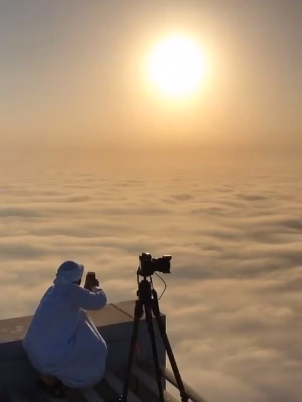 Để có được đoạn video kéo dài 33 giây này, Maktoum đã bỏ ra số tiền không nhỏ để được lên tầng thường của tòa cao ốc. Chưa dừng lại ở đó, bằng quyền lực chính trị của mình, Maktoum đã bỏ tiền mua lại toàn bộ các ghế ngồi trên tất cả các chuyến bay đến và đi tại sân bay Dubai, rồi yêu cầu các hãng máy bay không cất hay hạ cánh để có được một màn mây hoàn hảo cho clip.