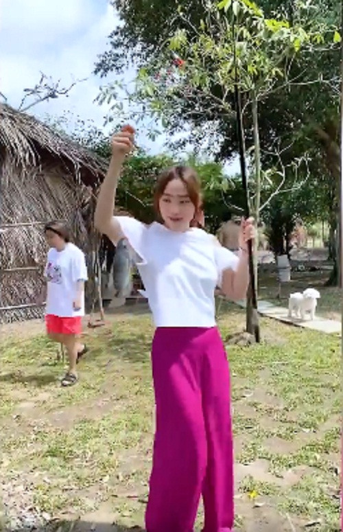 Minh Hằng tỏ ra thích thú khi tự tay câu được cá.