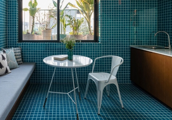 Bên cạnh đó, những khe hở của bậc thang cho phép người đi qua nhìn xuống khu vườn bên dưới. Tuân theo quy định của khu phố, kiến trúc sư lợi dụng thang cặp bên hông nhà để tạo ra các cao độ sàn và các căn hộ khác nhau.