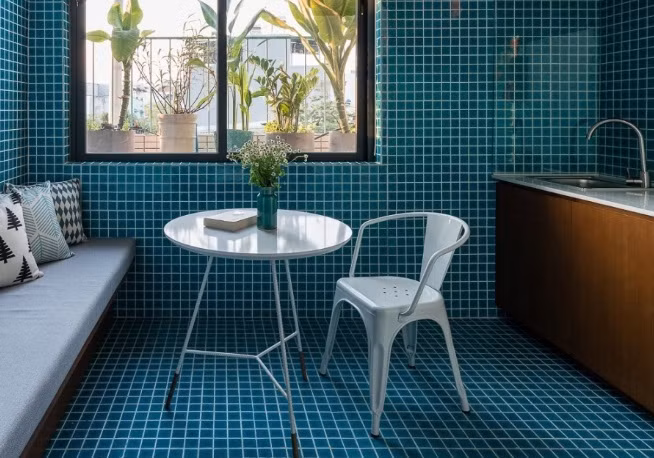 Bên cạnh đó, những khe hở của bậc thang cho phép người đi qua nhìn xuống khu vườn bên dưới. Tuân theo quy định của khu phố, kiến trúc sư lợi dụng thang cặp bên hông nhà để tạo ra các cao độ sàn và các căn hộ khác nhau.