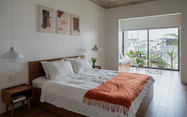 Tại khu vực cầu thang lam gỗ đầy nắng và cây xanh. Nhận xét về ngôi nhà, gia chủ cho biết điều họ hài lòng nhất chính là cầu thang, vì "khi đi lên cầu thang có cảm tưởng như đang đi lên trời".