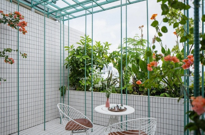 Bộ lọc nắng bao gồm ba lớp: ban công cây xanh, hệ rèm và cửa, khu vực nấu nướng ăn uống đọc sách tiếp khách che nắng cho khu nghỉ ngơi nhưng vẫn đảm bao tầm nhìn xa về phía dòng sông.