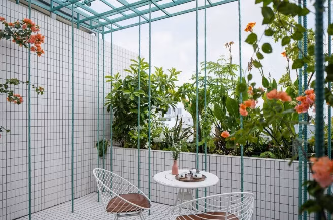 Bộ lọc nắng bao gồm ba lớp: ban công cây xanh, hệ rèm và cửa, khu vực nấu nướng ăn uống đọc sách tiếp khách che nắng cho khu nghỉ ngơi nhưng vẫn đảm bao tầm nhìn xa về phía dòng sông.