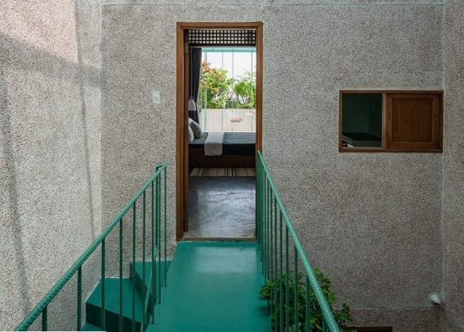 Công trình nhận hướng Tây nên trong từng căn hộ, các khu chức năng phụ được đẩy ra ngoài.