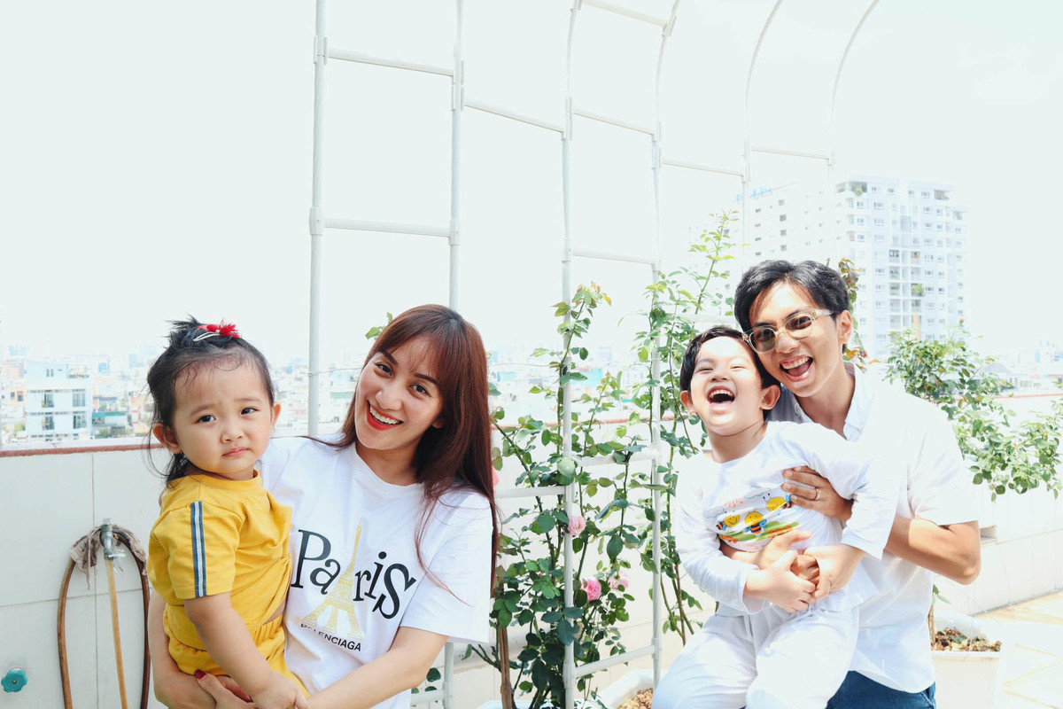 Theo tiết lộ của Khánh Thi, ông xã đã chi cả trăm triệu rồi mà vẫn thật ưng ý vì muốn hoa thật dày đặc.