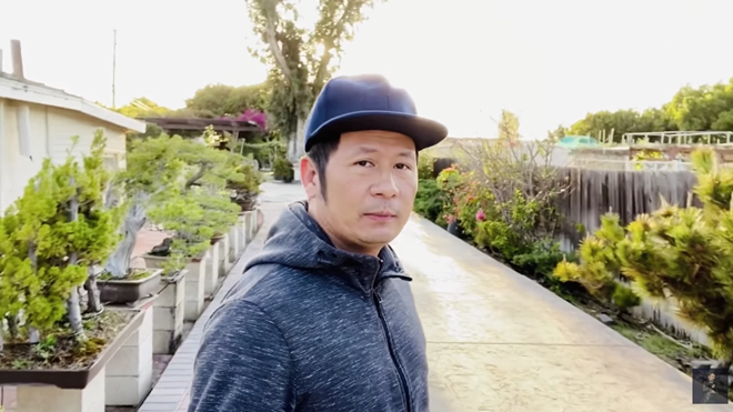 Để có thể sở hữu được khu vườn bonsai lớn thế này, nam ca sĩ phải bỏ ra số tiền không hề nhỏ. Nguồn ảnh: FBNV.