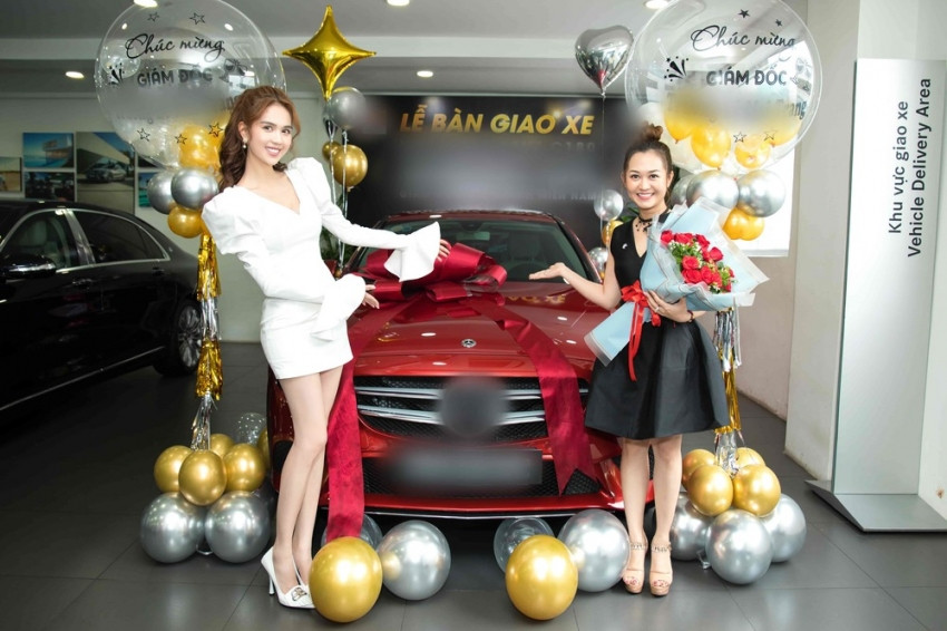 Vừa qua, Ngọc Trinh và công ty mà cô làm việc với vai trò là một CEO, đã quyết định chi tiền tỷ để mua một chiếc xe hơi Mercedes hạng sang để tặng cho người đạt thành tích tốt, doanh thu cao trong công việc.
