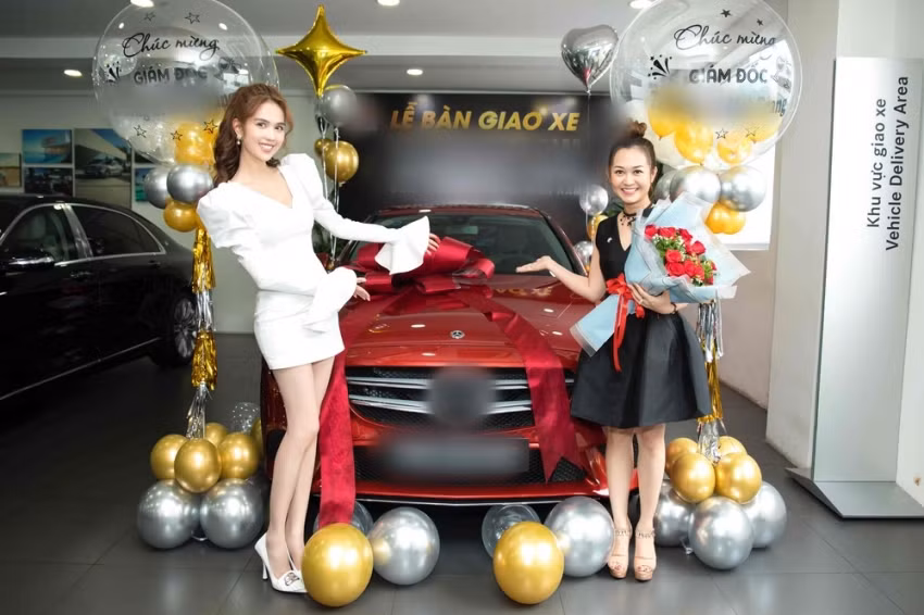 Vừa qua, Ngọc Trinh và công ty mà cô làm việc với vai trò là một CEO, đã quyết định chi tiền tỷ để mua một chiếc xe hơi Mercedes hạng sang để tặng cho người đạt thành tích tốt, doanh thu cao trong công việc.