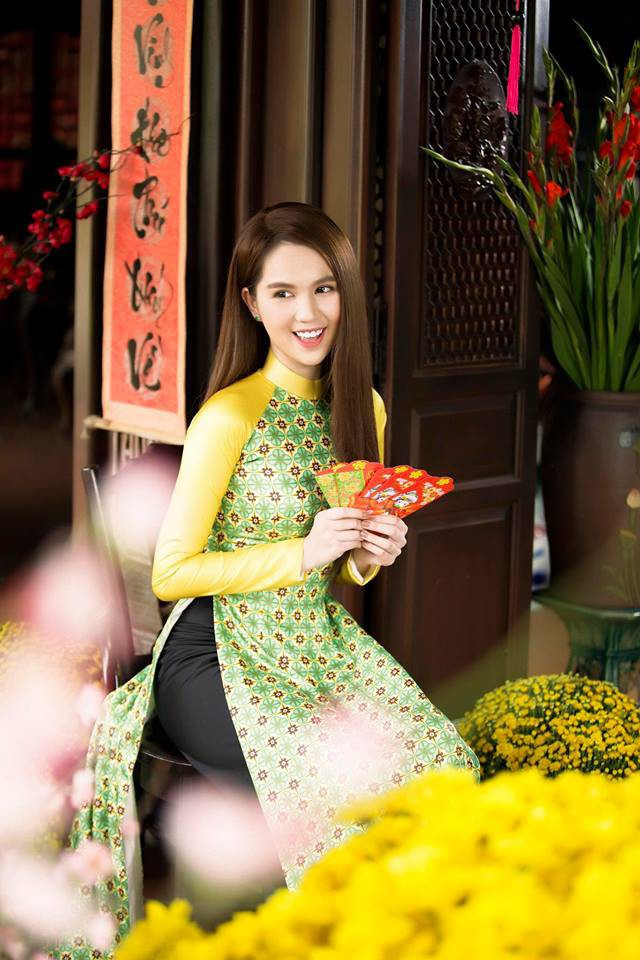 Năm 2018, Ngọc Trinh hào phóng tặng quà Tết "khủng" cho khắp họ hàng.