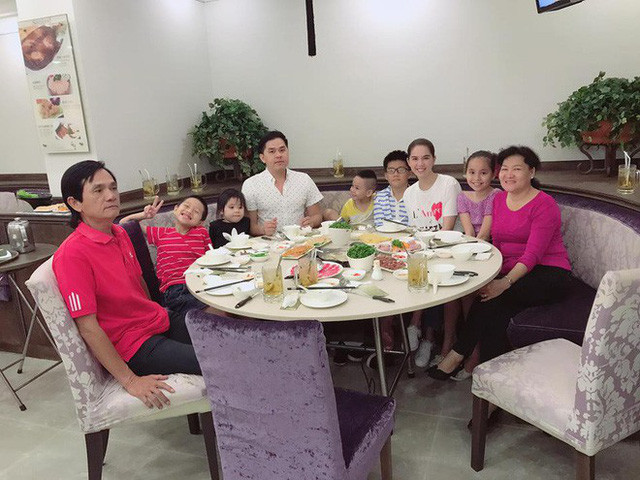 Ngoài một túi quà lớn thì cô còn chuẩn bị cả phong bao lì xì cho tất cả mọi người. Nguồn ảnh: Facebook, Instagram. Video: Bạn trai ‘tin đồn’ của Ngọc Trinh: Tỷ phú U70. Nguồn: VTC14