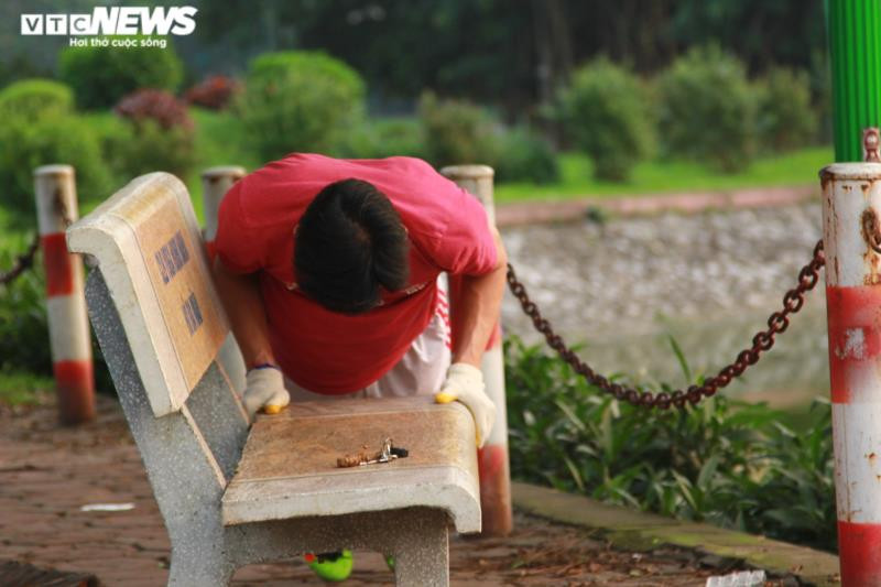 Trong khi đó, tại khu vực hồ Ba Mẫu, người dân tận dụng ghế đá để làm vật dụng chống đẩy.