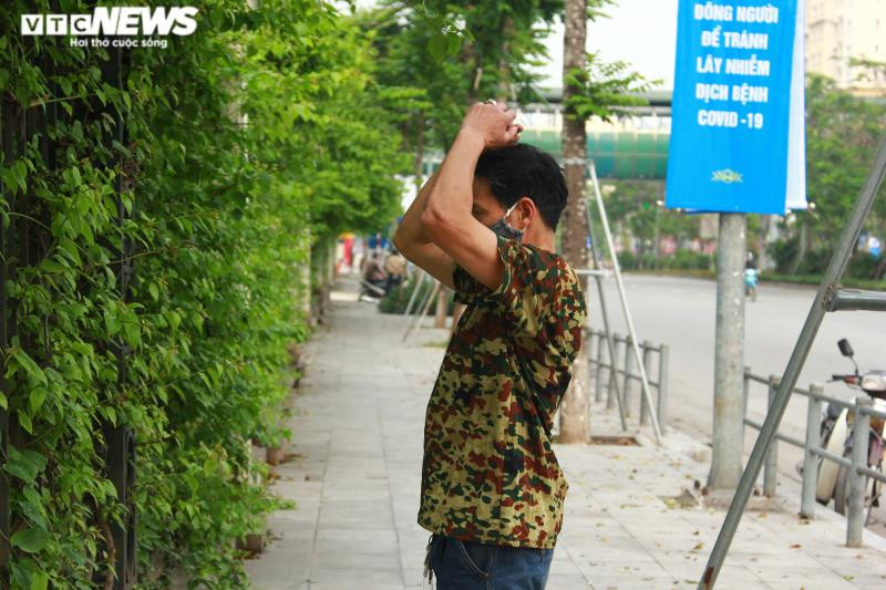 Ông Nguyễn Mạnh Hùng (58 tuổi, trú tại phường Phương Liệt, Đống Đa, Hà Nội) cho biết, suốt hơn chục năm qua, bất kể trời mưa hay nắng, ông đều đi ra công viên Thống Nhất để tập thể dục. Điều này, giúp ông có sức khỏe và không ốm đau, bệnh tật. Tuy nhiên, kể từ khi công viên đóng cửa, ông cũng như nhiều người khác chuyển địa điểm tập ra ngoài vỉa hè.