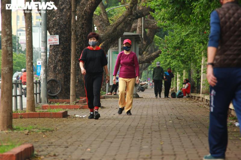 Người dân đi bộ ở vỉa hè đường Lê Duẩn sát công viên.