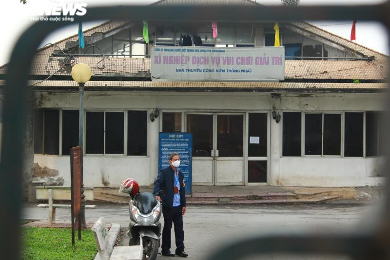 Trước tình trạng người dân trèo, chui vào trong công viên để tập thể dục, lực lượng an ninh công viên Thống Nhất luôn túc trực, nhắc nhở người dân chấp hành quy định.