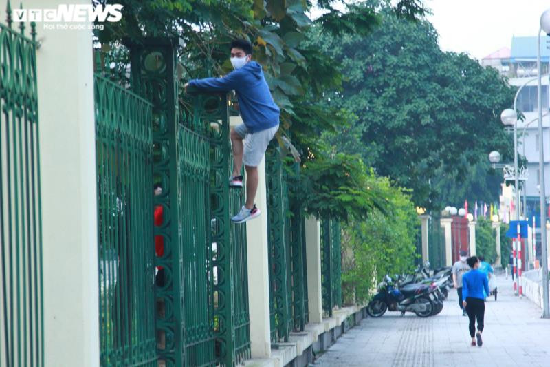 Vào chiều tối, tại khu vực đường Vân Hồ 2, có 2 nam thanh niên trèo rào để vào công viên tập thể dục. Tuy nhiên, lực lượng bảo vệ trong đây ra nhắc nhở và hai người này phải quay ra ngoài.
