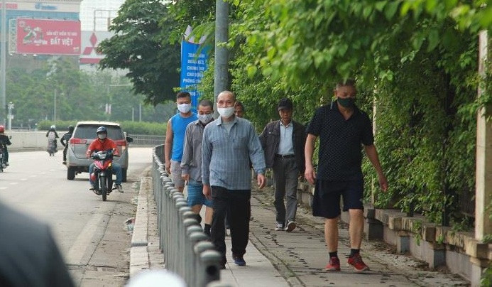 Không vào được bên trong, nhiều người chọn biện pháp là đi bộ ở vỉa hè đường Lê Duẩn, Đại Cồ Việt… bao quanh công viên Thống Nhất.