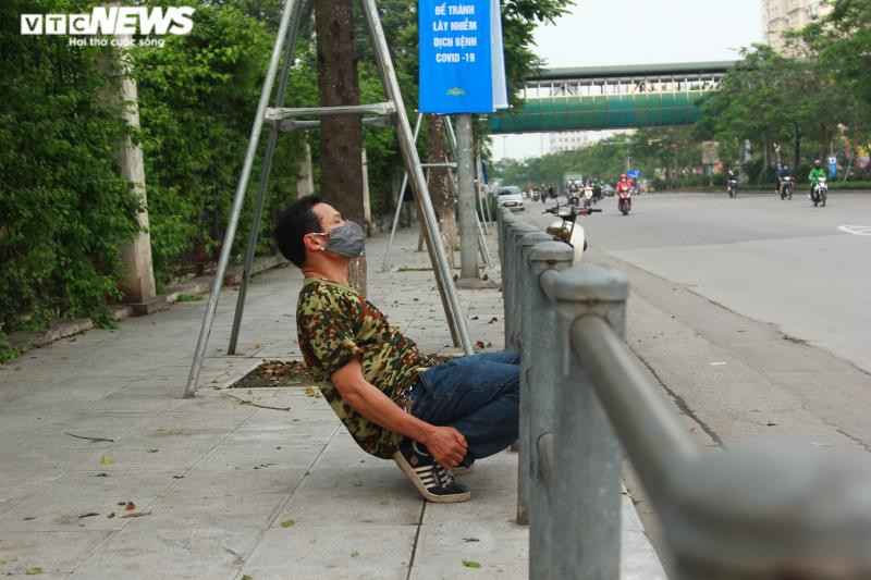 Không vào được công viên, ông Hùng chọn thanh chắn đường hay trụ cột sắt chống cây làm vật dụng để luyện tập.