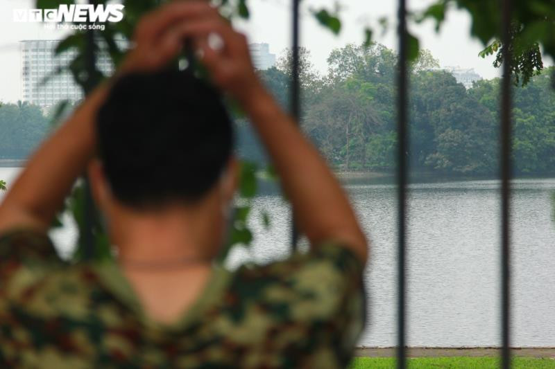 Cũng có người chọn giải pháp đứng yên một chỗ trên vỉa hè, tập những động tác thể dục tự do, hoặc với chính những vật dụng như rào chắn vỉa hè, trụ sắt chống cây.