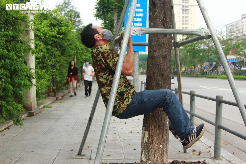 Người đàn ông này ủng hộ việc hạn chế ra ngoài, đóng cửa công viên để ngăn dịch bệnh lây lan. Tuy nhiên, do quen với việc tập thể dục buổi sáng nên ông vẫn dành vài chục phút mỗi ngày để ra đường luyện tập.