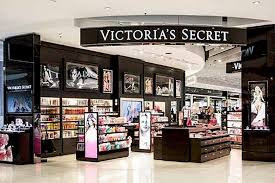 Cũng do ảnh hưởng của đại dịch mà trước đó Victoria's Secret tạm thời sa thải nhiều nhân viên trong hệ thống bán lẻ.