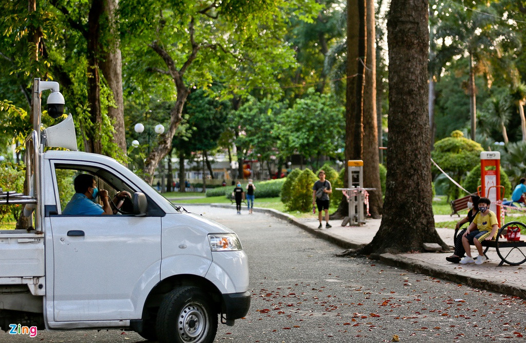 Lực lượng bảo vệ tại công viên liên tục phải đi nhắc nhở người dân tuân thủ quy định rời công viên, thực hiện giãn cách xã hội.