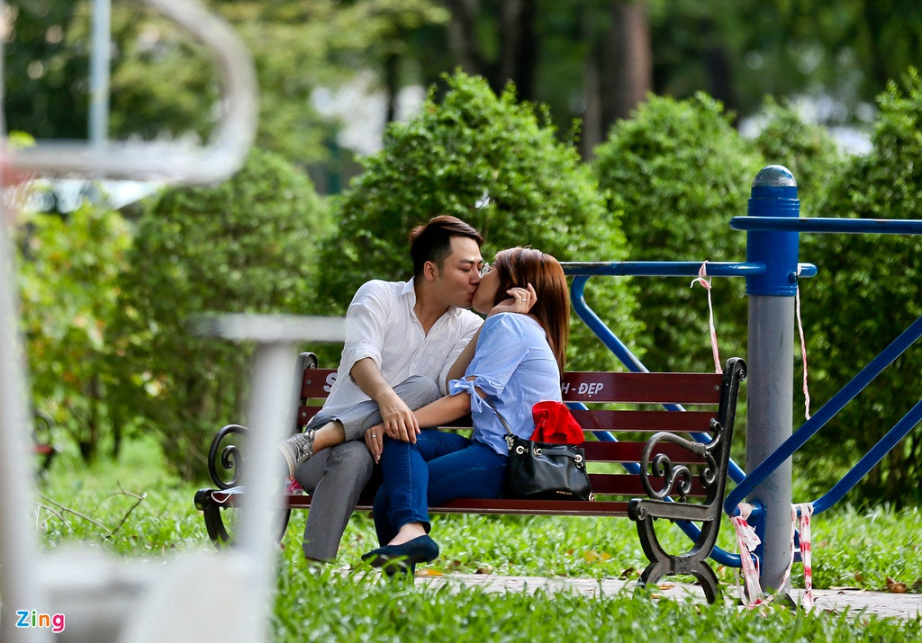 Một số vẫn không tuân thủ quy định đeo khẩu trang nơi công cộng.