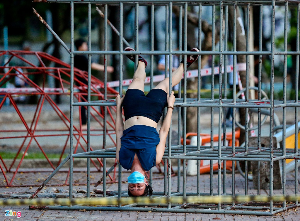 Sự chủ quan của người dân là nguy cơ tiềm ẩn rất lớn sự bùng phát dịch bệnh trở lại.