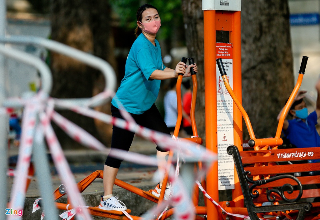 Tại công viên Tao Đàn (quận 1), mặc dù ban quản lý đã giăng dây quanh cách thiết bị nhưng một số người dân thiếu ý thức đã tự tay gỡ bỏ và tập bình thường.