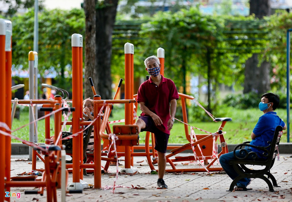 Nhiều người chia sẻ mặc dù biết được chỉ thị cách ly xã hội là vẫn còn nhưng do ở trong nhà cả ngày trời nên tranh thủ một chút buổi chiều tối ra đường tập thể dục cho thoáng, khỏe người.