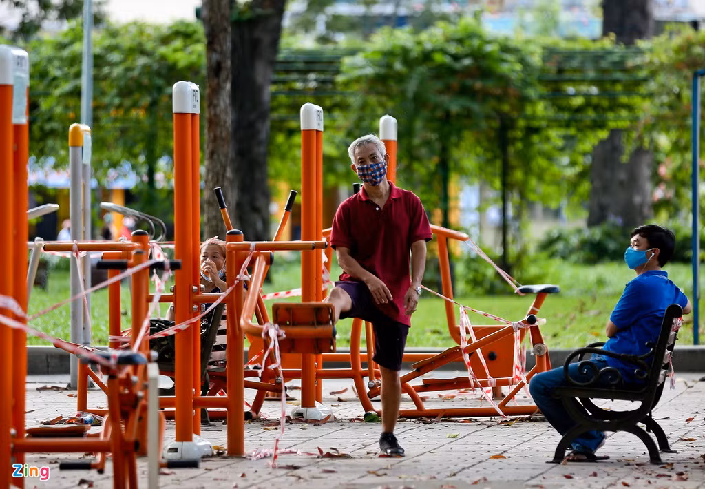 Nhiều người chia sẻ mặc dù biết được chỉ thị cách ly xã hội là vẫn còn nhưng do ở trong nhà cả ngày trời nên tranh thủ một chút buổi chiều tối ra đường tập thể dục cho thoáng, khỏe người.