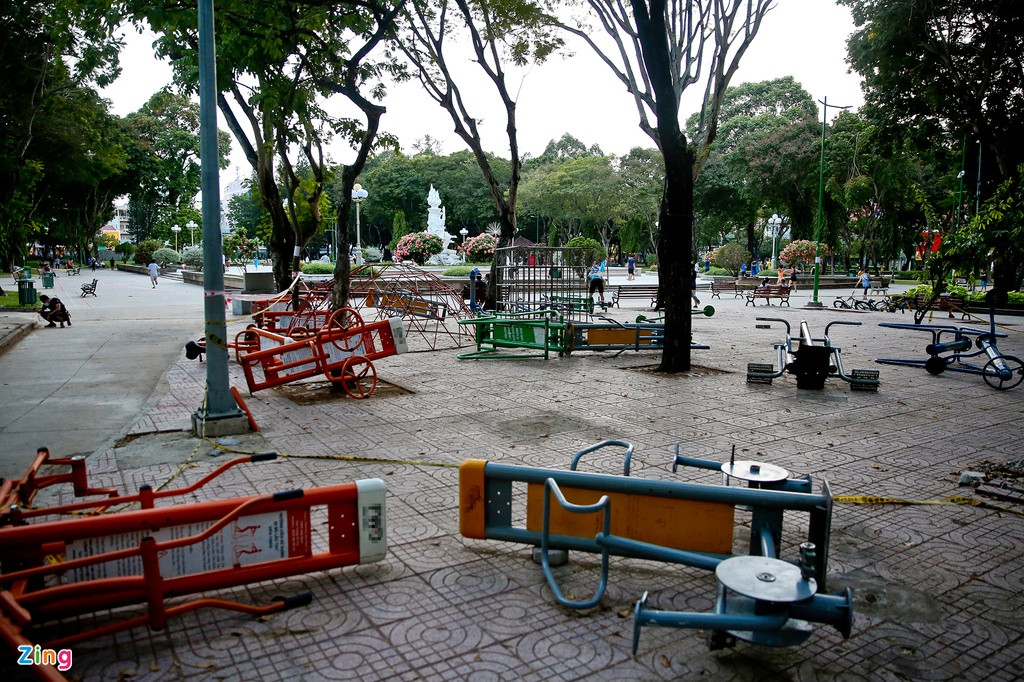 Tại công viên Lê Văn Tám, ban quản lý phải tạm thời tháo gỡ các thiết bị hỗ trợ tập thể dục.