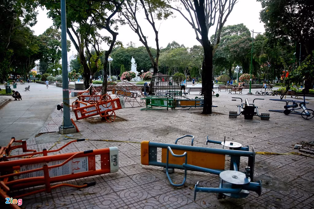 Tại công viên Lê Văn Tám, ban quản lý phải tạm thời tháo gỡ các thiết bị hỗ trợ tập thể dục.